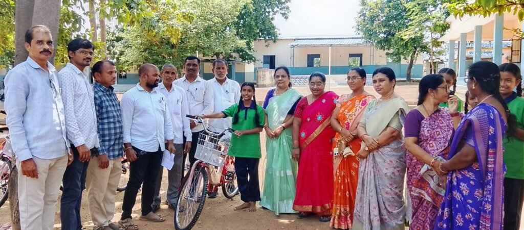 ఎన్‌ఆర్‌ఐ ఆర్థిక సహాయంతో విద్యార్థినులకు సైకిళ్ల పంపిణీ