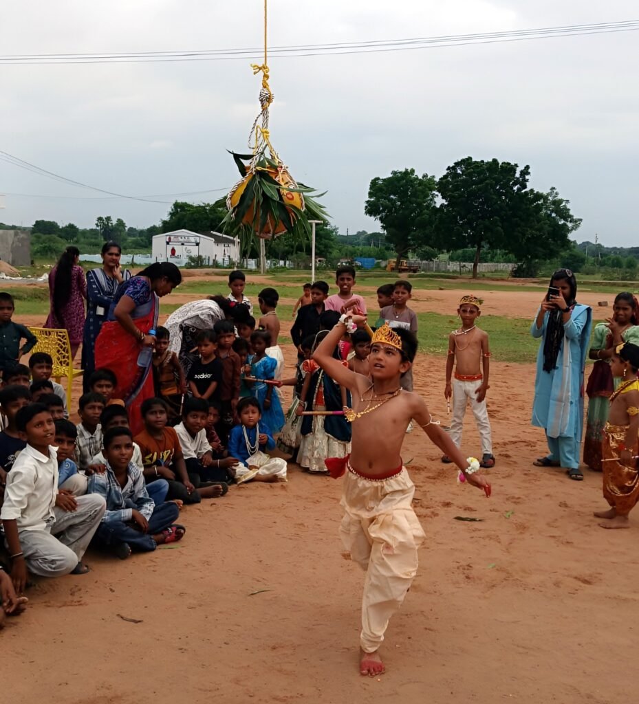 చెన్నూరులో ఘనంగా శ్రీకృష్ణ జన్మాష్టమి వేడుకలుశార్వణి పాఠశాలలో చిన్నారుల వేషధారణ, ఉట్టి కొట్టే కార్యక్రమాలతో సందడి.