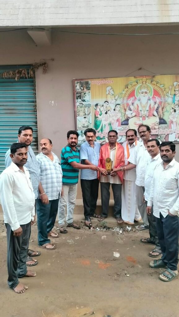 ఉపాధ్యాయ దినోత్సవ సందర్భంగా రిటైర్డ్ టీచర్ ని సన్మానించిన అఖిలభారత మహాసభ మంచిర్యాల జిల్లా అధ్యక్షులు శ్రీరాముల గంగాధర్ కమిటీ సభ్యులు