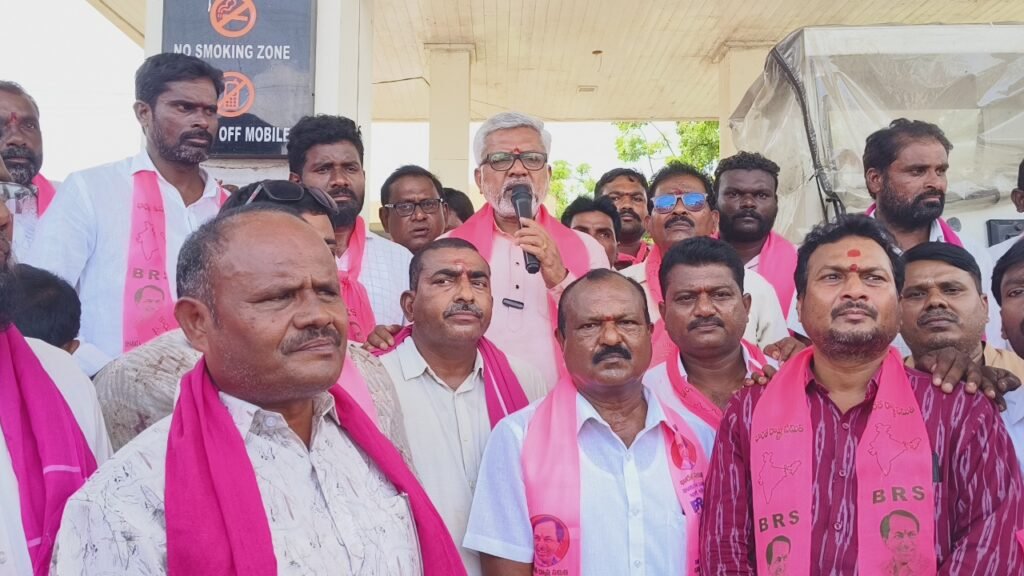 ఇందిరమ్మ పాలనంటే మళ్లీ ఎమర్జెన్సీ రోజులను తలపించే చీకటి పాలనేవేయి రోజుల పాలనపై నిలదీస్తారనే భయంతో ప్రతిపక్షాలను అడ్డుకుంటున్నారు: పుట్ట మధూకర్