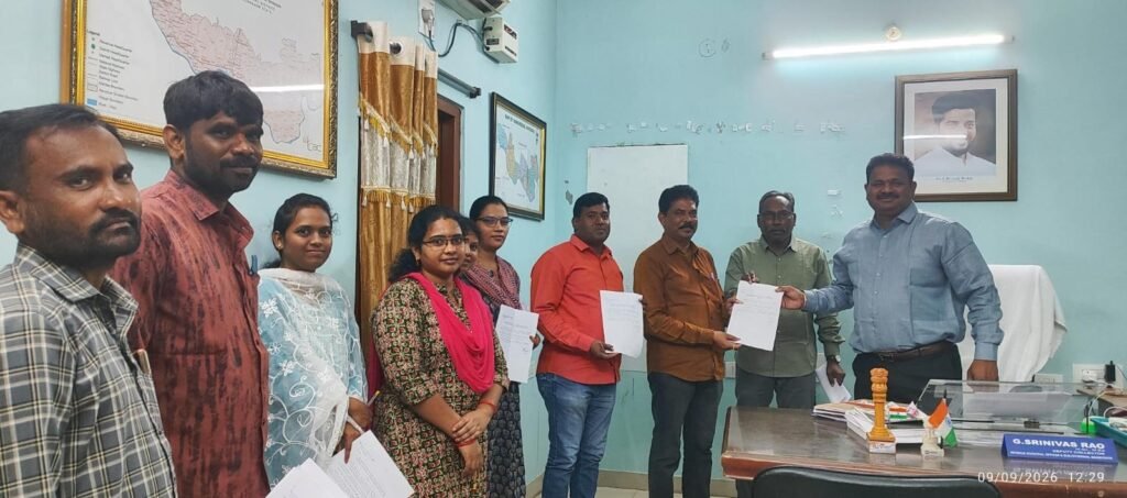 TGEJAC రాష్ట్ర కమిటీ పిలుపు మేరకు చలో హైదరాబాద్ కార్యక్రమం లో పాల్గొనడానికి మూకుమ్మడి సెలవులు పెట్టిన ఆర్డీవో కార్యాలయ సిబ్బంది.