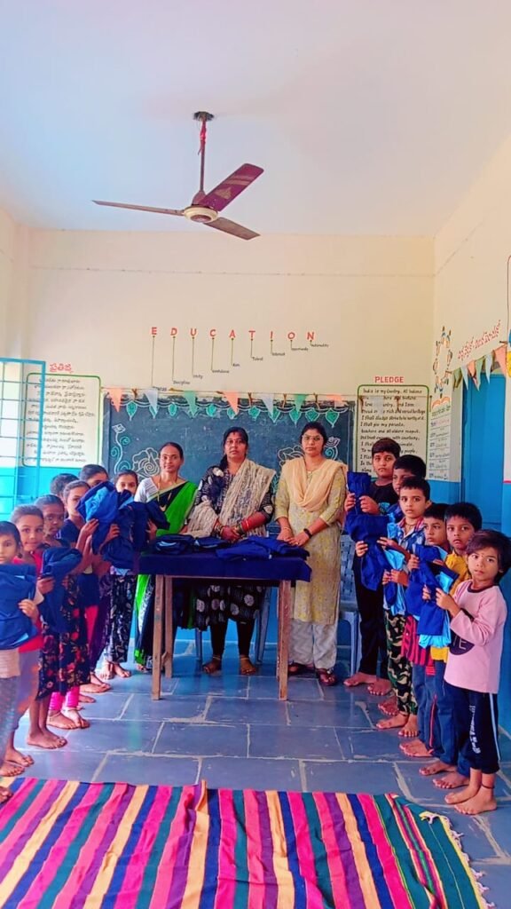 విద్యార్థులకు ఏకరూప దుస్తుల పంపిణీ.విద్యారంగానికి ప్రభుత్వం అధిక ప్రాధాన్యత ఇస్తోంది: సర్పంచ్ జాడి లక్ష్మి.