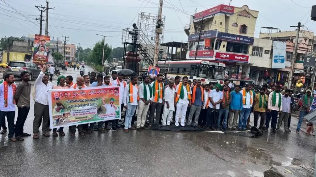 మంథని ఎమ్మెల్యే క్యాంపు ఆఫీస్ ముట్టడించిన రైతులు, బీజేపీ నాయకులు…..24గంటల కరెంటు ఇస్తామని హామీ ఇచ్చి7గంటలు కరెంటు ఇస్తున్న మంత్రిశ్రీధర్ బాబు రాజీనామా చేయాలనీ డిమాండ్.