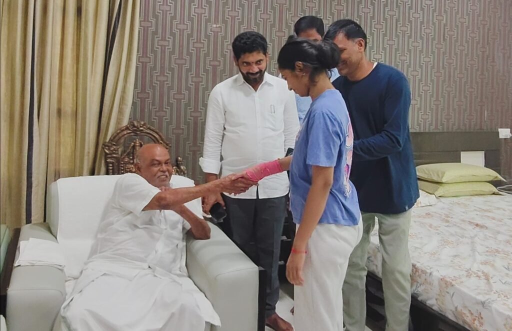 అమెరికా ప్రైవేట్ హాస్పిటల్ లో చికిత్స అనంతరం స్వదేశానికి వచ్చిన స్పందన, తల్లిదండ్రులు ఈరోజు మంచిర్యాల ఎమ్మెల్యే ప్రేమ్ సాగర్ రావు గారిని కలిసి కృతజ్ఞతలు తెలిపారు..