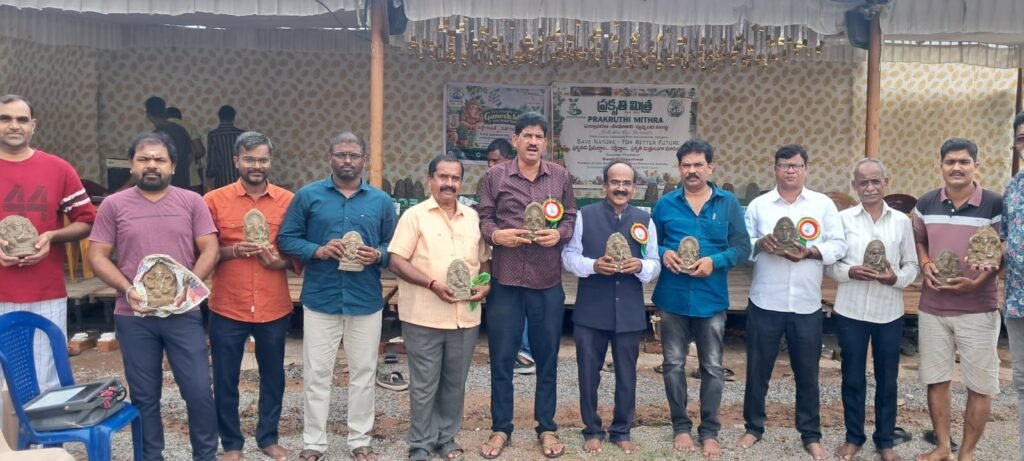 మట్టి వినాయకుడిని పూజిద్దాం వాతావరణం సమతుల్యతను కాపాడుదాం టిఎన్జీవో మంచిర్యాల జిల్లా అధ్యక్షులు శ్రీ గడియారం శ్రీహరి