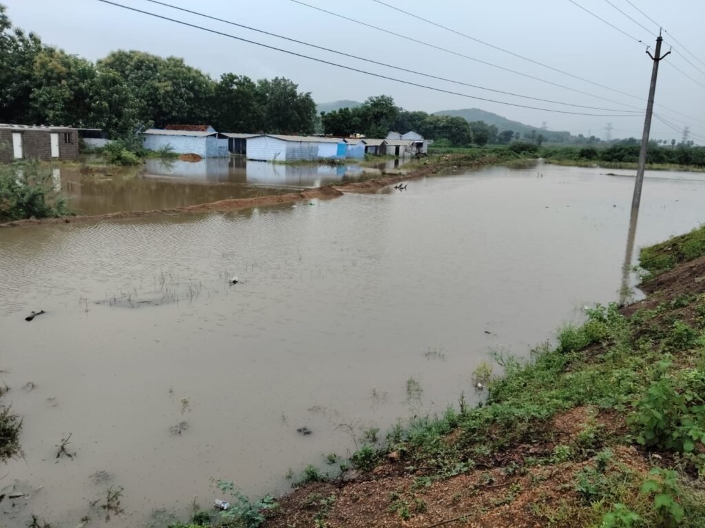సింగరేణి, ఆర్‌అండ్‌బీ అధికారుల నిర్లక్ష్యంతో రాజాపూర్‌లో ఇళ్లకు ముప్పుప్రాణాలు అరచేతిలో పెట్టుకుని బిక్కుబిక్కుమంటున్న గ్రామస్తులు.