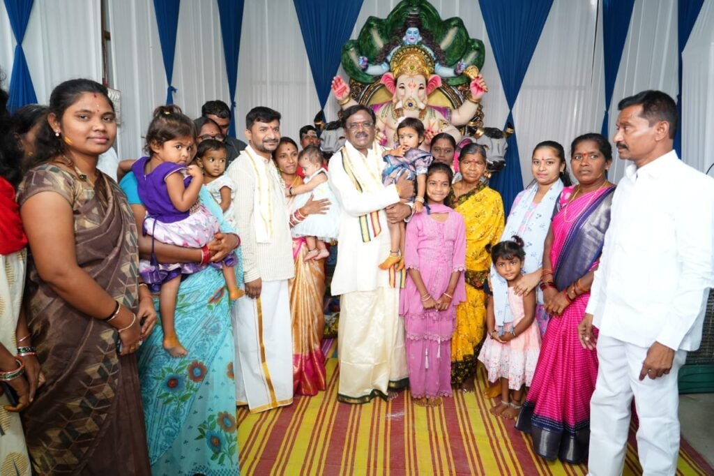 ఇందారంలో భక్తిశ్రద్ధలతో గణపతి నవరాత్రి ఉత్సవాలుప్రత్యేక పూజల్లో పాల్గొన్న మంత్రి వివేక్ వెంకటస్వామి