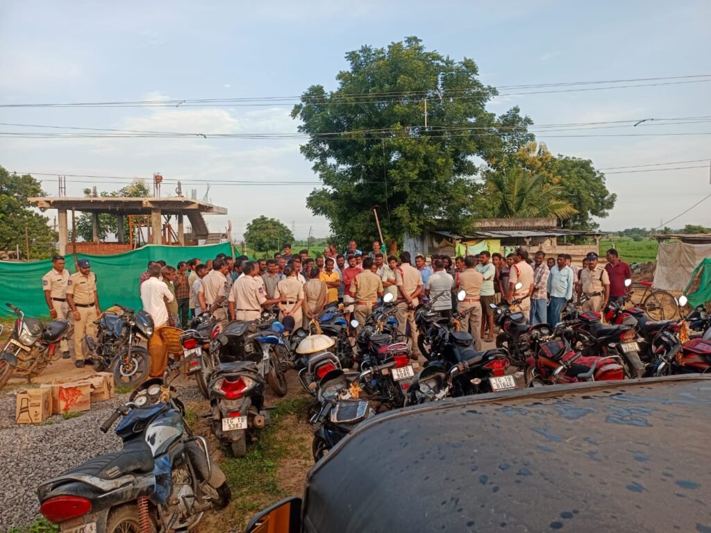 జైపూర్ పోలీస్ స్టేషన్ పరిధిలో కమ్యూనిటీ కాంటాక్ట్ కార్యక్రమం.చట్టాన్ని ఉల్లంఘించిన వారెవరైనా తప్పించుకోలేరు…నేరాలకు పాల్పడితే కఠిన చట్టపరమైన చర్యలు తప్పవు: సీఐ నవీన్ కుమార్