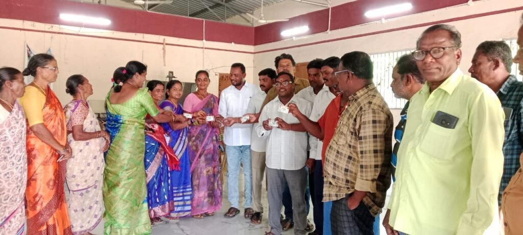 గుంజపడిగ గ్రామంలో స్మార్ట్ రేషన్ కార్డుల పంపిణీ మండలం గుంజపాడి గ్రామంలో స్మార్ట్ రేషన్ కార్డుల పంపిణీ కార్యక్రమం