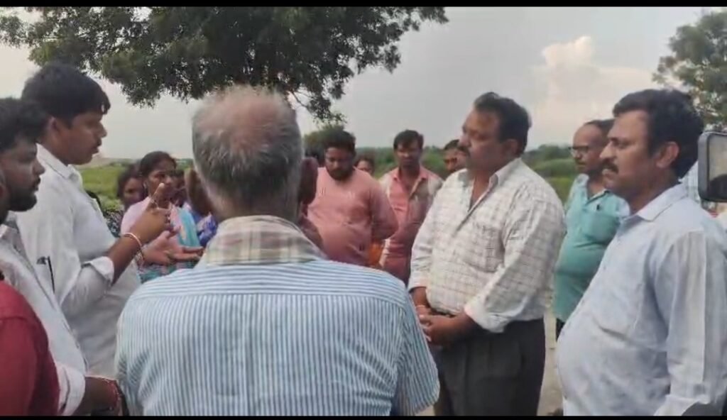కళ్యాణిఖని ఓసీ వద్ద ప్రభావిత గ్రామస్తుల ఆందోళన .బ్లాస్టింగ్‌తో ఇళ్లకు పగుళ్లు.. దుమ్ము, ధూళితో అవస్థలు.