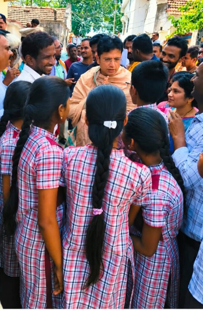 దరియాపూర్ మోడల్ స్కూల్‌కు బస్ సేవలు, బోయింగ్ సుకన్య స్టెమ్ ల్యాబ్మంత్రి శ్రీధర్ బాబుకు విద్యార్థులు, ఉపాధ్యాయుల కృతజ్ఞతలు