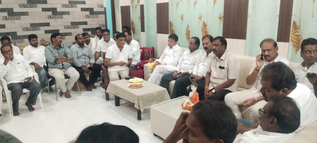 ముత్తారం మాజీ జడ్పీటీసీ జగన్మోహన్ రావును పరామర్శించిన మంత్రి శ్రీధర్ బాబు.