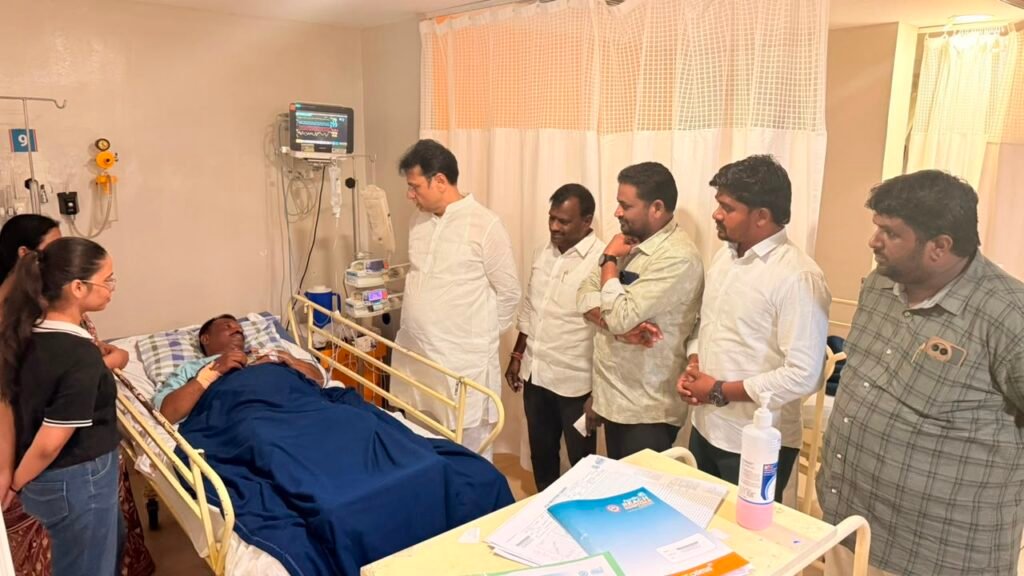 ఆసుపత్రిలో జిల్లా ప్రధాన కార్యదర్శి తోట చంద్రయ్యను పరామర్శించిన మంత్రి శ్రీధర్ బాబు.