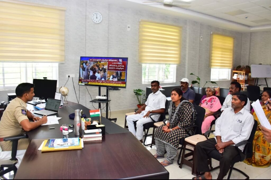 గ్రీవెన్స్ డే సందర్భంగా ప్రజా ఫిర్యాదులను పరిశీలించిన జిల్లా ఎస్పీ శ్రీ అశోక్ కుమార్ ఐపీఎస్.