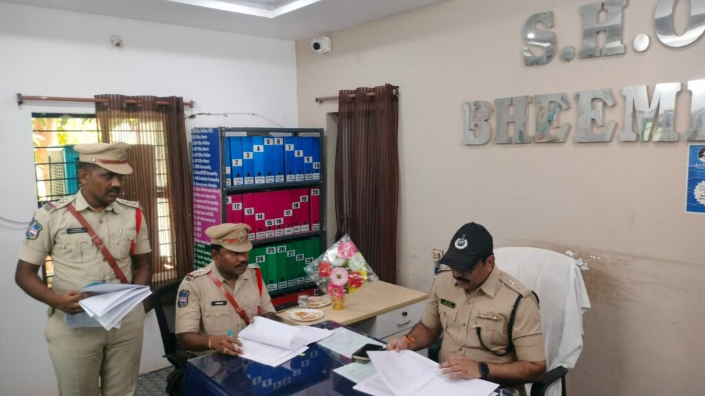 భీమిని పోలీస్ స్టేషన్‌ను వార్షిక తనిఖీ చేసిన మంచిర్యాల డీసీపీ.
