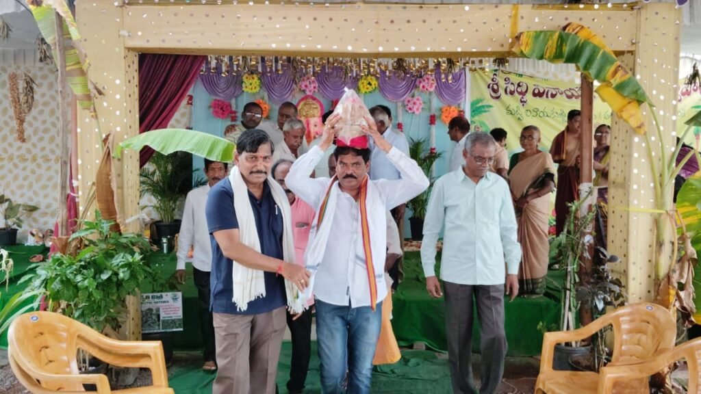 శ్రీ సిద్ధి వినాయక లడ్డూ వేలంలో రూ.20,116 ,అత్యధిక ధరకు లడ్డూను దక్కించుకున్న గడియారం అనూహ్య–అనురాగ్ దంపతులు.