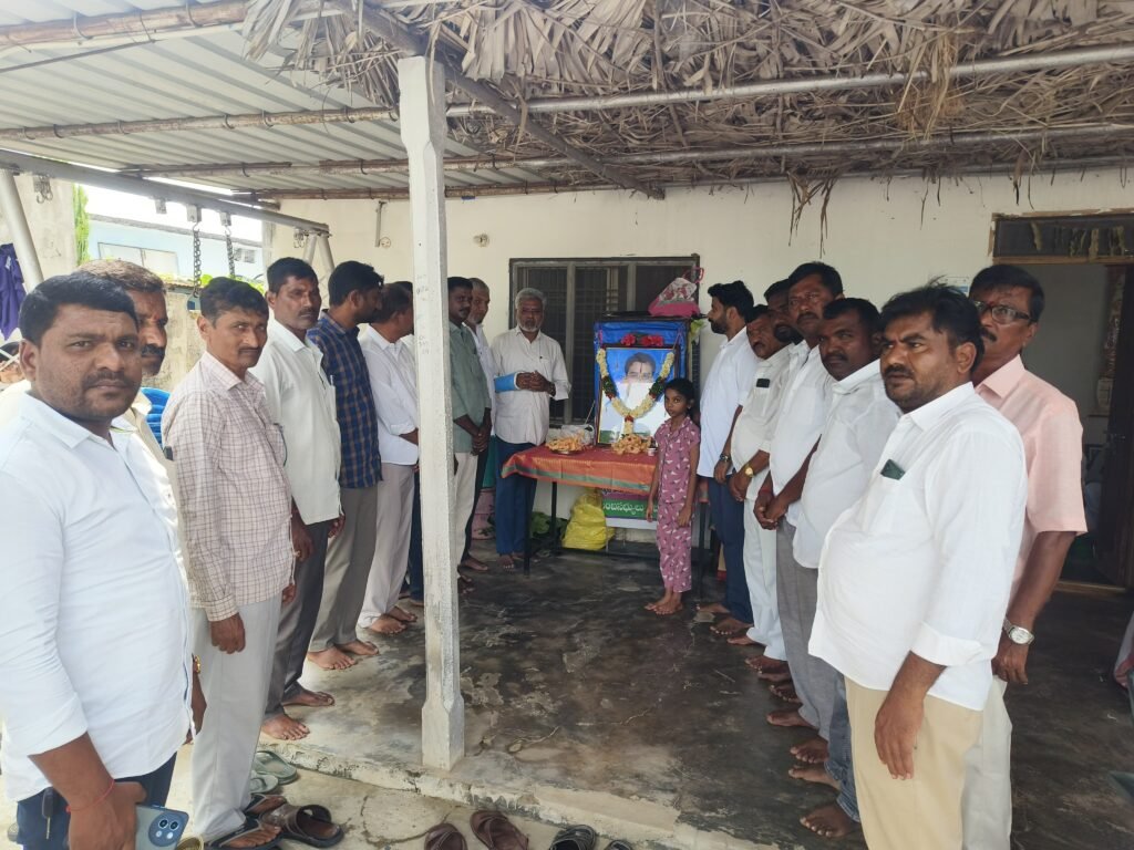 సింహాచలం జగన్ కుటుంబాన్ని పరామర్శించిన మాజీ ఎమ్మెల్యే పుట్ట మధూకర్.