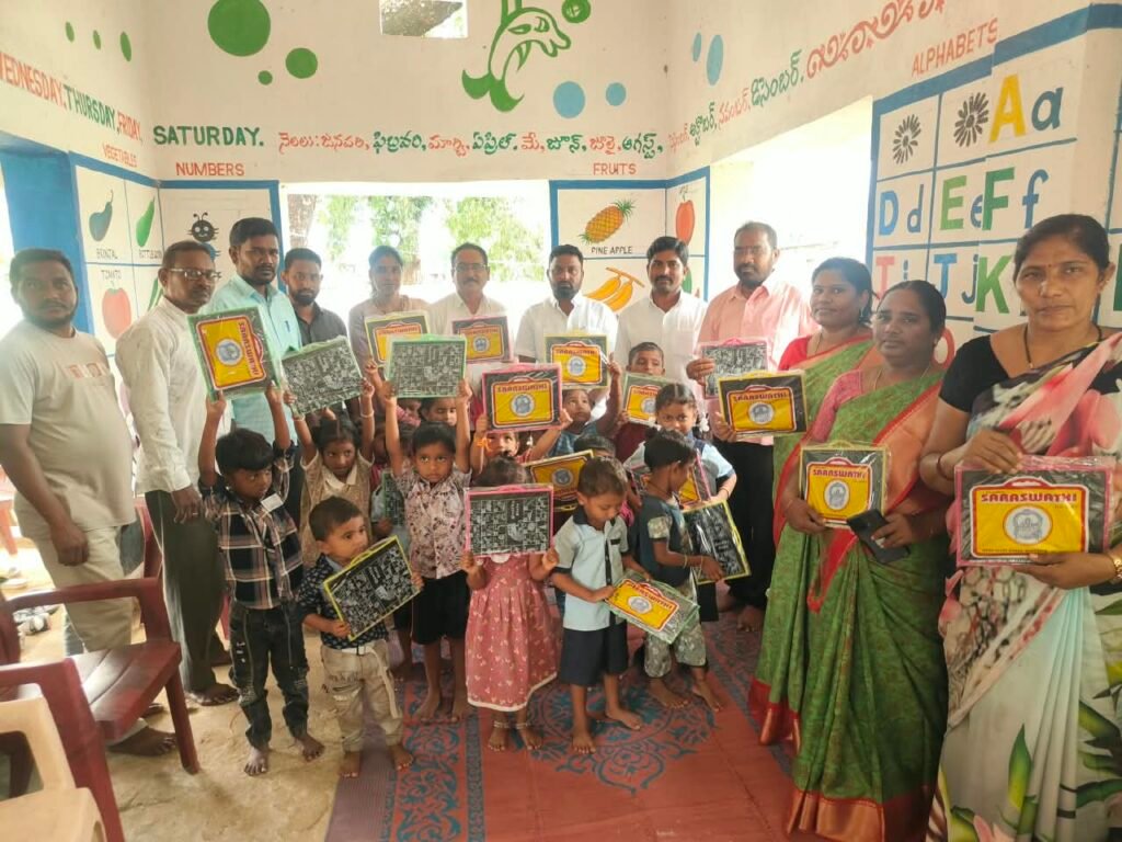 అంగన్వాడీ చిన్నారులకు పీసీఆర్ ఫౌండేషన్ అండ .కిష్టాపూర్ అంగన్వాడీ కేంద్రంలో అక్షరాభ్యాస కార్యక్రమం.