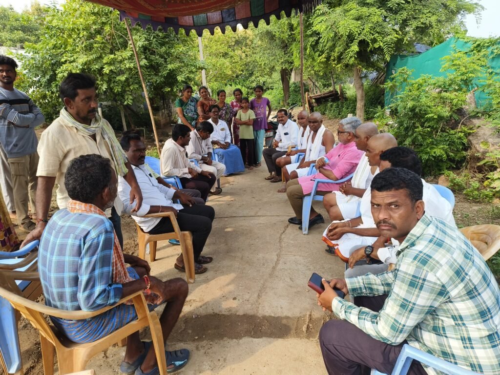 బాధిత కుటుంబాన్ని పరామర్శించిన మాజీ ఎమ్మెల్యే పుట్ట మధూకర్