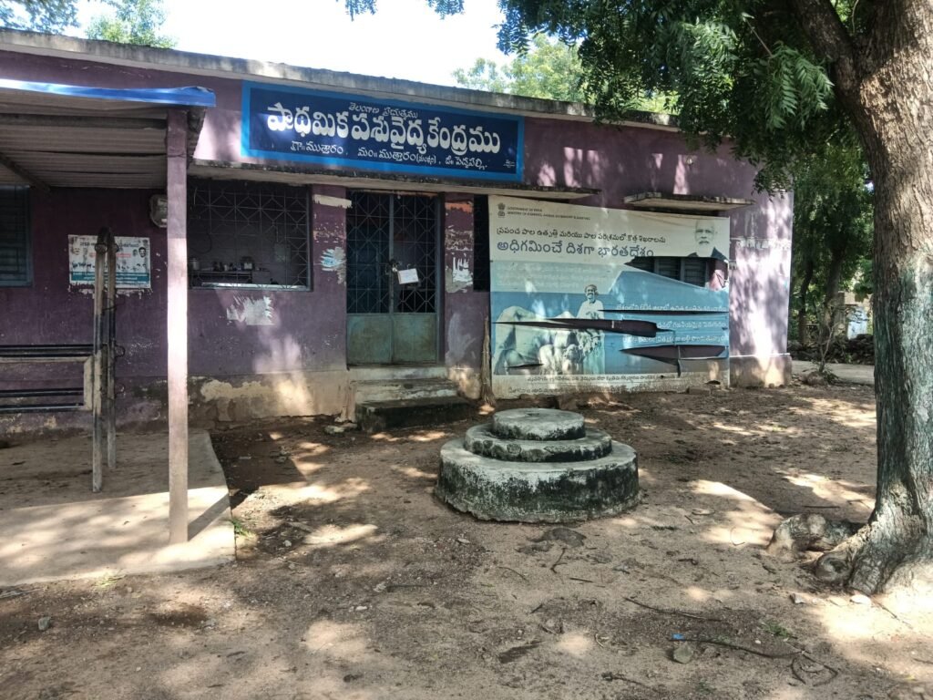 పశు వైద్యాధికారి లేక పశుపోషకుల అవస్థలు అత్యవసర వేళల్లో అందని వైద్యం.. ప్రైవేట్ వైద్యులపై ఆధారం.