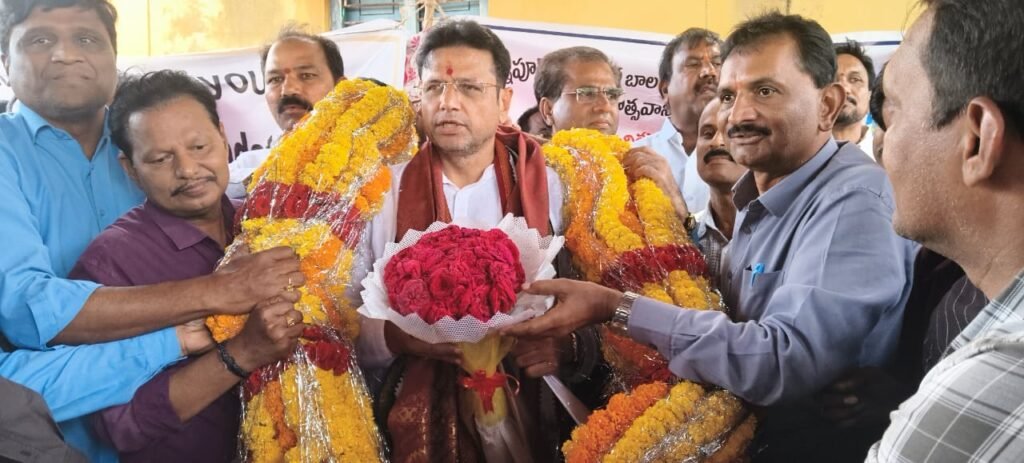 మంత్రి దుద్దిళ్ల శ్రీధర్ బాబు కి సన్మానం చేసిన సింగరేణి అధికారులు కమాన్ పూర్
