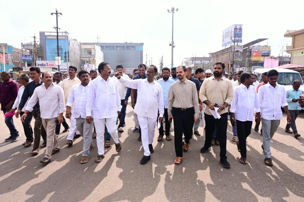 పట్టణ అభివృద్ధి పనులను పరిశీలించిన ఎమ్మెల్యే, కలెక్టర్.