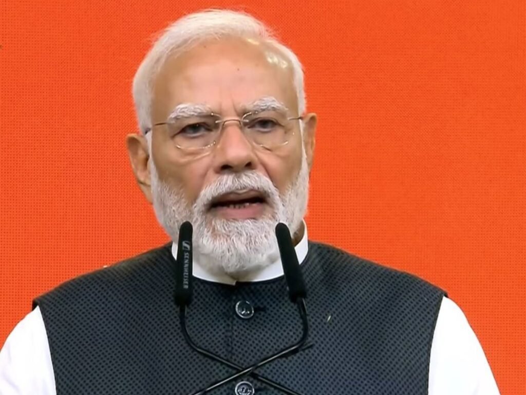 అందుకు దేశ ప్రజలకు శిరస్సు వంచి నమస్కరిస్తున్నా  ప్రభుత్వాధినేతగా 25 ఏళ్ల మైలురాయిని పూర్తి చేసుకున్న మోదీ  ఈ స్థాయికి చేరుకుంటానని తాను ఎన్నడూ ఊహించలేదని వ్యాఖ్య  ప్రజల నిరంతర ఆశీర్వాదంతోనే ఇది సాధ్యమైందంటూ దేశ ప్రజలకు కృతజ్ఞతలు