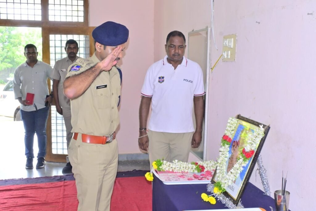 మహబూబాబాద్ జిల్లా పోలీసు ప్రధాన కార్యాలయంలో ఘనంగా గాంధీ జయంతి వేడుకలు    మహాత్మా గాంధీ చిత్రపటానికి పూలమాలలు వేసి నివాళులు అర్పించిన ఎస్పీ డా. శబరీష్,