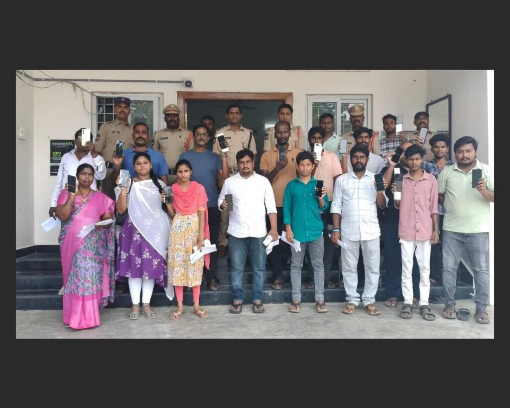 మొబైల్‌ చోరీదారులకు పోలీసుల షాక్‌..!  32 ఫోన్లు రికవరీ చేసి యజమానులకు అప్పగింత  భద్రాచలంలో 32 పోయిన మొబైల్‌ ఫోన్ల రికవరీ  సాంకేతిక పరిజ్ఞానంతో ఫోన్లను గుర్తించి బాధితులకు అప్పగించిన పోలీసులు