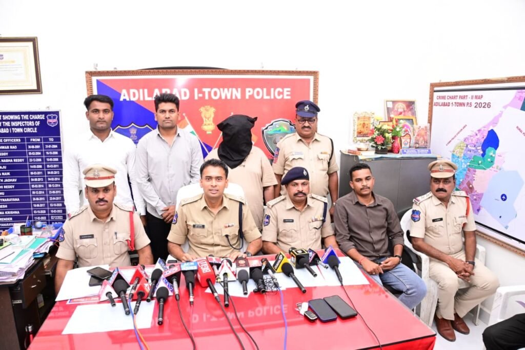 బ్యాంక్ అధికారులమంటూ సైబర్ మోసాలు.. నిందితుడి అరెస్ట్   క్రెడిట్ కార్డు వివరాలు, OTPలు ఆదిలాబాద్ బాధితుని వద్ద  రూ.73,279 మోసం   మహారాష్ట్ర గోవా తెలంగాణ రాష్ట్రాలలో దాదాపు 150 ఫిర్యాదులు నమోదు.   మూడు రాష్ట్రాల బాధితుల వద్ద 95 లక్షల వరకు మోసం   మహారాష్ట్రలో నిందితుడిని అదుపులోకి తీసుకున్న ఆదిలాబాద్ 1 టౌన్ పోలీసులు   నిందితుడి వద్ద నుంచి రెండు సెల్‌ఫోన్లు, కారు స్వాధీనం   జిల్లా ఎస్పీ అఖిల్ మహాజన్
