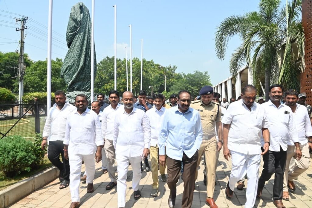 ఈనెల 4న కరీంనగర్ కు అమిత్ షా రాక: పర్యటన ఏర్పాట్లను పరిశీలించిన బండి సంజయ్