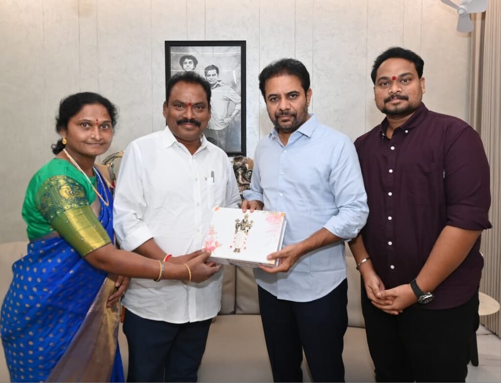 కూతురు వివాహానికి కేటిఆర్ ను ఆహ్వానిఉచిన మాజి ఎమ్మెల్యే సుంకె రవిశంకర్ దంపతులు