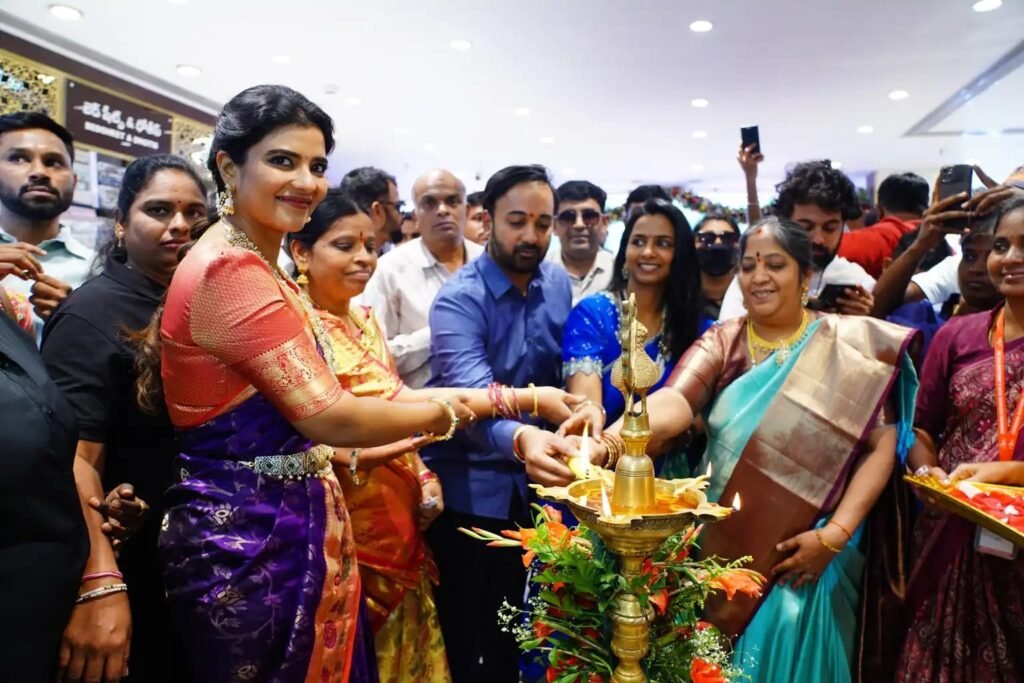 నిర్మల్ లో అంగరంగ వైభవంగా ప్రారంభమైన సిబియస్ చందన బ్రదర్స్ షాపింగ్ మాల్   తెలంగాణలో 7వ షోరూం అక్టోబర్ 1 నుండి 5వరకు అదిరిపోయే ఆఫర్స్   సందడి చేసిన సినీనటి అందాల తార ఐశ్వర్య రాజేష్