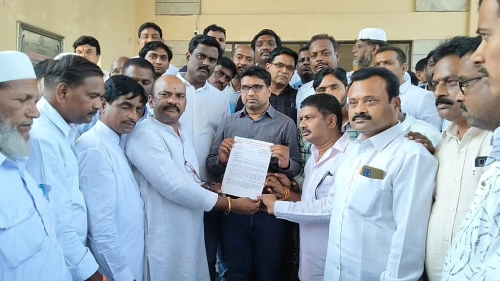 జర్నలిస్టుల హక్కుల కోసం గాంధీ విగ్రహం వద్ద నిరసన.