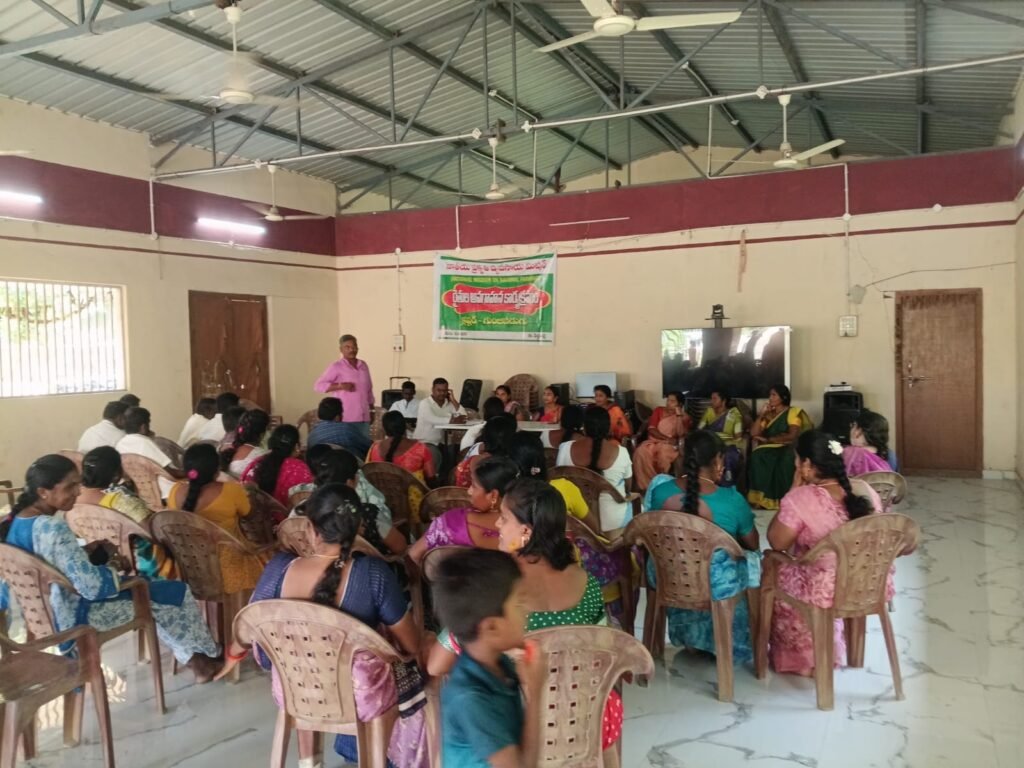గుంజపాడుగ గ్రామసభ.. ఉచిత న్యాయ సేవలపై అవగాహన ,న్యాయ సేవాధికార సంస్థ అందిస్తున్న సేవలను వివరించిన పారా లీగల్ వాలంటీరీ.