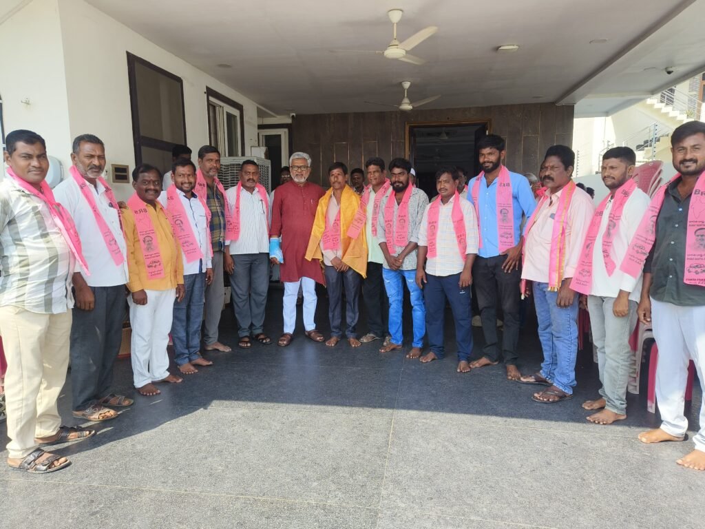 గడిపెల్లి శ్రీనివాస్‌ను అభినందించిన పుట్ట మధూకర్‌.