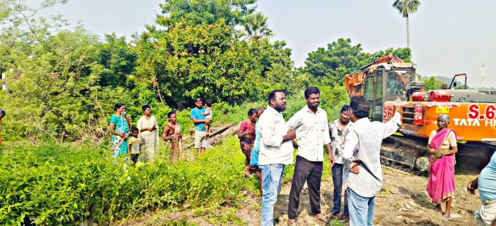 లద్నాపూర్‌లో సింగరేణి కంచె పనులను అడ్డుకున్న గ్రామస్తులు.