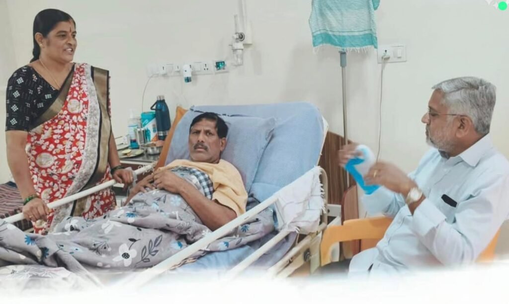 రాజకీయాలకు అతీతంగా ఆత్మీయ పలకరింపు,తోట చంద్రయ్యను పరామర్శించిన పుట్ట మధుకర్.