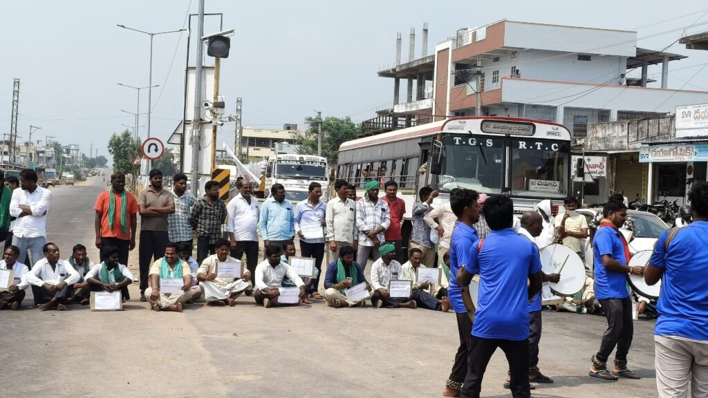 విద్యుత్ కోతలకు వ్యతిరేకంగా రోడ్డెక్కిన రైతులు: