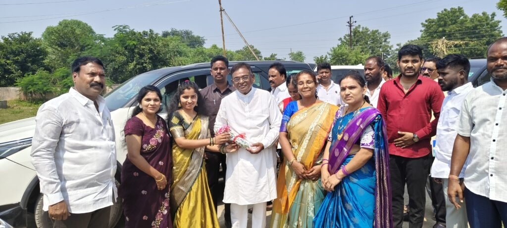 విద్యార్థులతో కలిసి బతుకమ్మ సంబరాల్లో పాల్గొన్న ఎమ్మెల్యే గడ్డం వినోద్ వెంకటస్వామి .