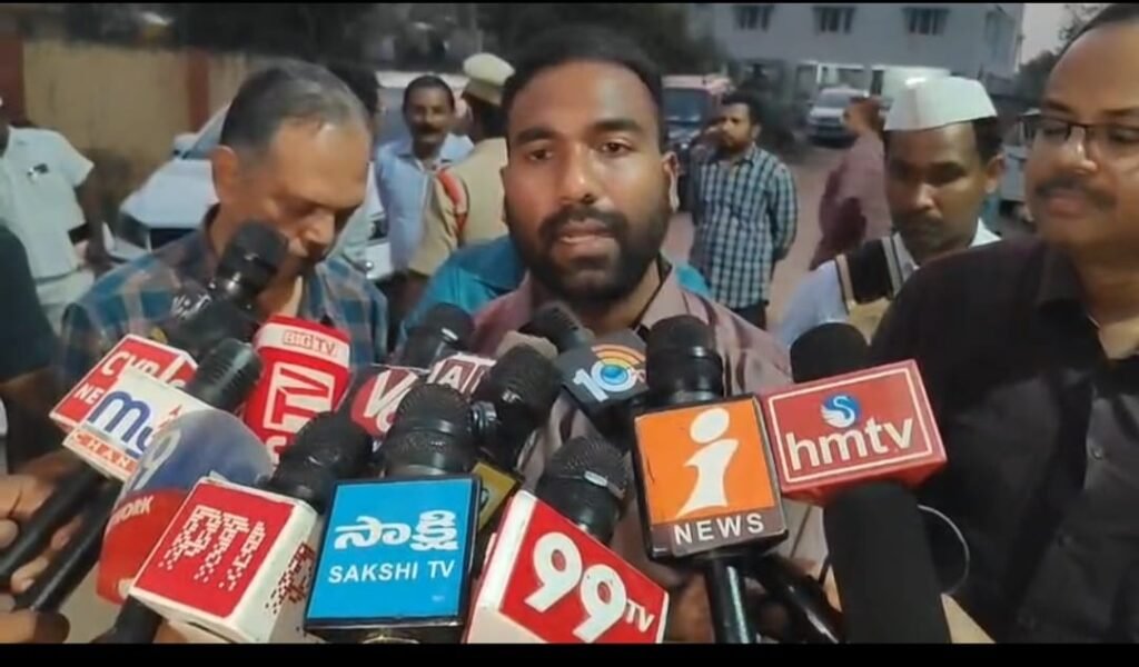 డిసెంబర్ 15 నాటికి భవనాలు, హాస్టల్‌తో పాటు మౌలిక సదుపాయాలు పూర్తి చేస్తామని హామీ.