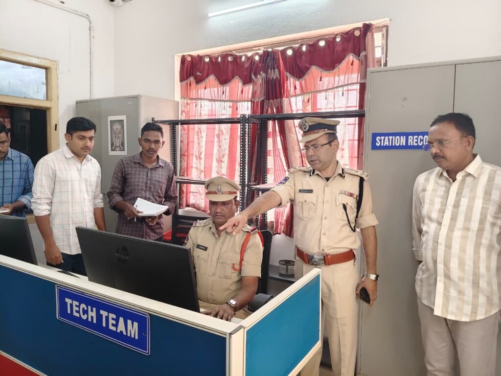 జైపూర్ పోలీస్ స్టేషన్‌ను ఆకస్మికంగా తనిఖీ చేసిన పోలీస్ కమిషనర్ అంబర్ కిషోర్ ఝా.
