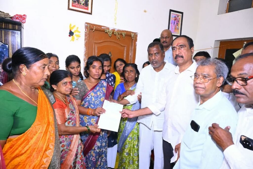ఉక్రెయిన్‌ యుద్ధంలో మృతి చెందిన సుదర్శన్‌ గౌడ్‌ కుటుంబానికి రూ.6 లక్షల ఆర్థిక సాయం.ముఖ్యమంత్రి సహాయంతో బాధిత కుటుంబానికి చెక్కు అందజేత.