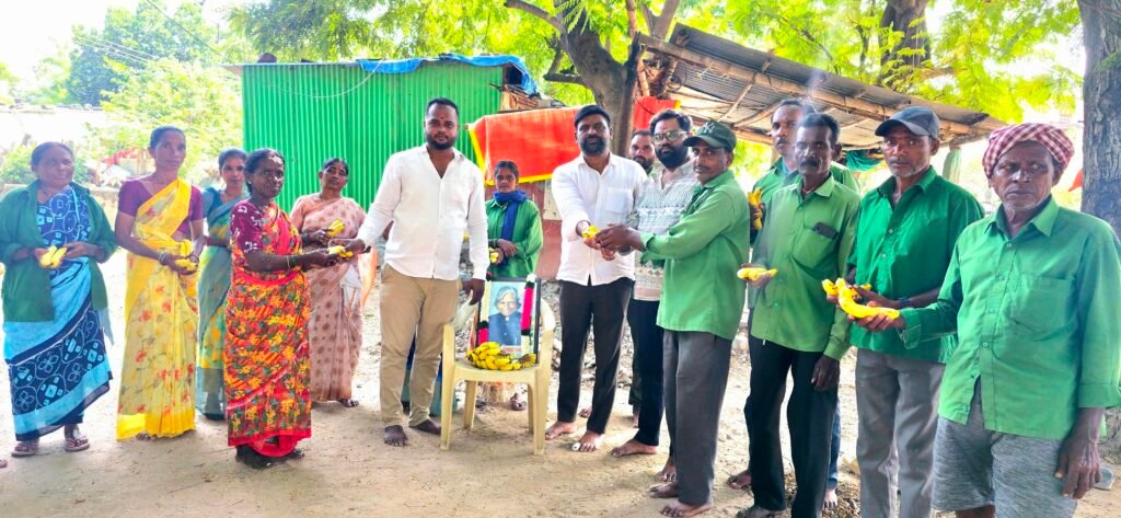అబ్దుల్ కలాం జయంతి సందర్భంగా పారిశుద్ధ్య కార్మికులకు పండ్ల పంపిణీ,మొలుమూరి శ్రీనివాస్ ఆధ్వర్యంలో సేవా కార్యక్రమం.. కలాం ఆశయాలను స్మరించుకుంటూ నివాళులు.