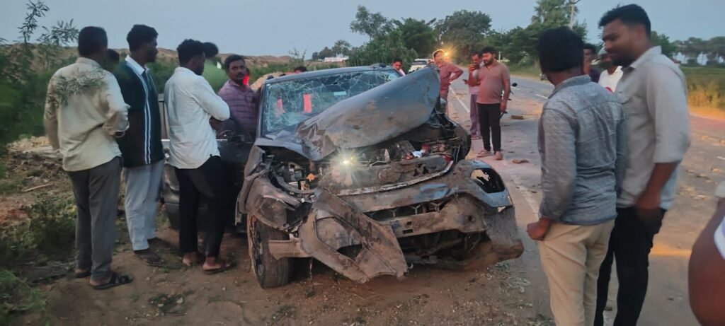 టైరు పేలడంతో బోల్తాపడిన కారు.. డ్రైవర్‌కు స్వల్ప గాయాలు,