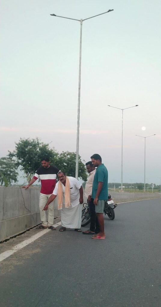 ఐదు నెలలైనా వెలగని సెంట్రల్‌ లైటింగ్‌!కొత్త రహదారిపై చీకట్లు.. ఇటీవల కారు ప్రమాదంలో పలువురికి తీవ్ర గాయాలు.ప్రజల భద్రతపై ఆందోళన.. ఆర్‌ అండ్‌ బీ అధికారుల నిర్లక్ష్యం పై గ్రామస్తుల అసహనం