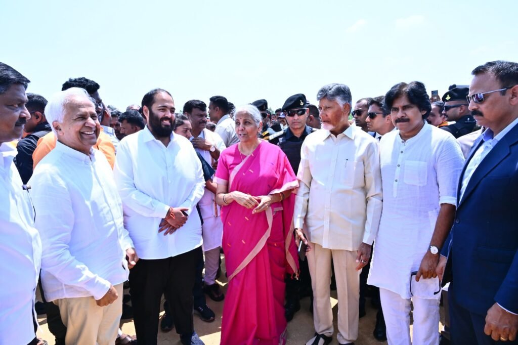 సీఎం చంద్ర‌బాబు గారూ.. ‘నన్ను ఆంధ్రా బిడ్డగా భావించండి.. రాష్ట్రానికి ఏం చేయగలనో చెప్పండి’: అనంత్ అంబానీ  ఇండియన్ స్కూల్ ఆఫ్ అగ్రికల్చర్‌తో రైతులను సీఈఓలుగా మారుస్తామ‌న్న అనంత్‌  ఏపీలో రూ.1 లక్ష కోట్లతో సీబీజీ ప్లాంట్లు ఏర్పాటు చేస్తామన్న రిలయన్స్  ఏఐ, డ్రోన్ల టెక్నాలజీతో రైతులకు పూర్తిస్థాయిలో సహకారం అందిస్తామ‌ని వెల్ల‌డి  అనంత్ ప్రసంగానికి మంత్రముగ్ధులైన నేతలు  ఆప్యాయంగా ఆలింగనం చేసుకున్న సీఎం చంద్రబాబు